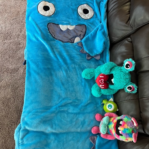 Children's plush sleeping bag with 3 monster plush animals - Picture 3 of 13